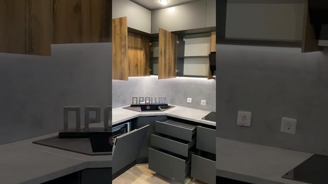 Матовая серая кухня под потолок без ручек со столешницей бетон в ЖК Цветной Город. Кухни Проша смотреть онлайн