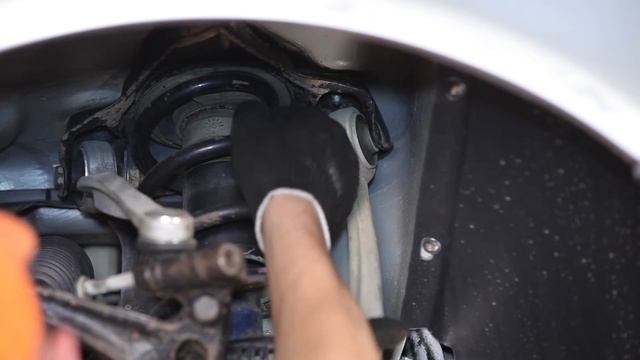 Kaip pakeisti priekinės pakabos viršutinę svirtį AUDI A4 B5 [PAMOKA] смотреть онлайн
