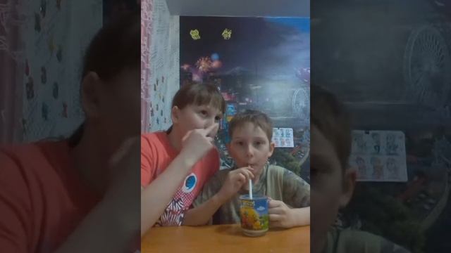 Пробуем очень вкусные трубочки со вкусом банана?