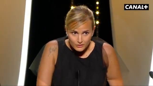 Julia Ducournau recibe la Palma de Oro de Cannes por "Titane" смотреть онлайн