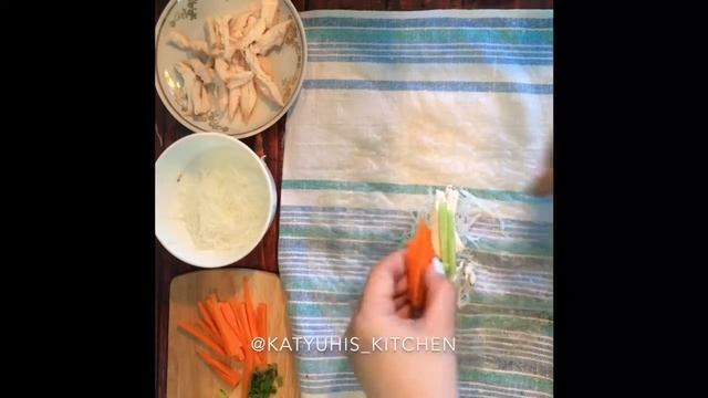 Роллы из рисовой бумаги с курицей и овощами: рецепт от Foodman.club смотреть онлайн
