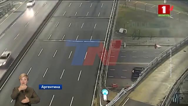 Автомобиль на огромной скорости вылетел с эстакады смотреть онлайн