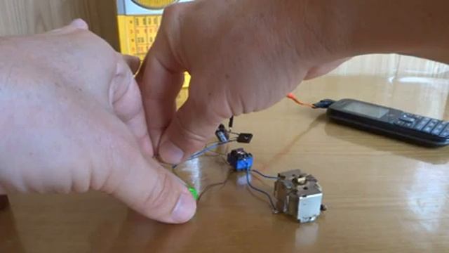 Radio transmitter on just one transistor and throttle from the housekeeper's lamp. смотреть онлайн