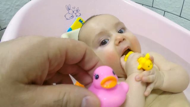 Игры в ванной. Чем занять ребенка в ванной. смотреть онлайн