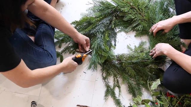 DIY Fresh Christmas Wreath - The Perfect Gift! смотреть онлайн