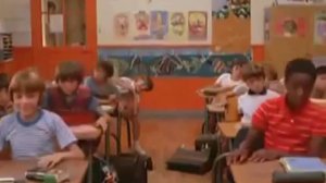 дети заглядывают под юбку учительнице в школе