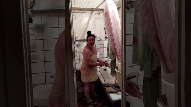 Шум с Часу ночи - Моет швабру в ванне, место общего пользования. дата 25.08.2023 смотреть онлайн