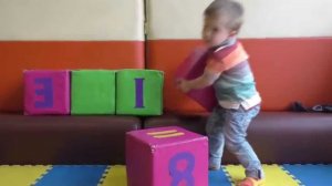 ★ ДРИМ ТАУН играем, строим ПАРОВОЗИК из кубиков Dream Town kid's entertainment room