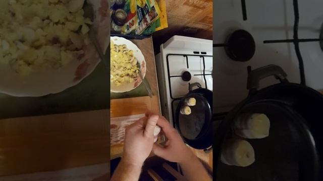 роллы на сковороде из грудинки с картошкой, грибами и чесноком запеченые с сыром и майон. смотреть онлайн