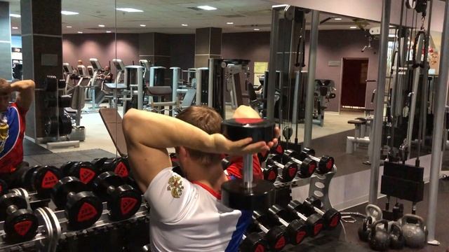 РАЗГИБАНИЕ РУК С ГАНТЕЛЬЮ ИЗ-ЗА ГОЛОВЫ /АЗБУКА УПРАЖНЕНИЙ смотреть онлайн