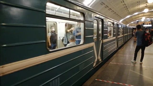 "Зелёный". Классический "Номерной" на станции Библиотека Имени Ленина смотреть онлайн