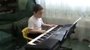 Мальчик классно играет на синтезаторе