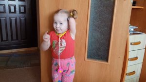 Обезьянки прыгали в кроватке.