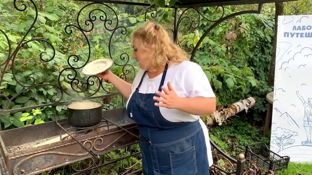 Это нереально! Готовим бургер в походе \ Рецепт мак энд чиз смотреть онлайн