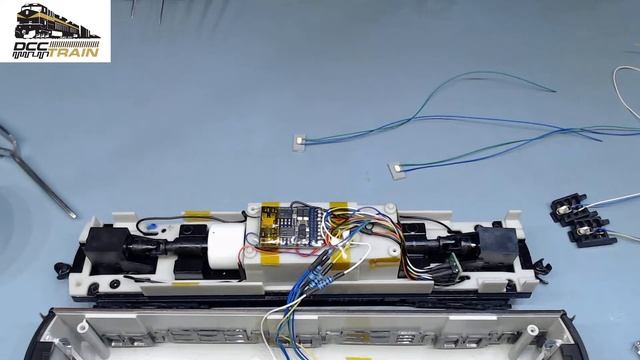 Proto 1000 HO NYC Subway DCC decoder installation Part 2 смотреть онлайн