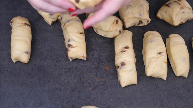 Сдобные ДОМАШНИЕ БУЛОЧКИ, мягкие, воздушные, с КУСОЧКАМИ ШОКОЛАДА / Простой пошаговый рецепт смотреть онлайн