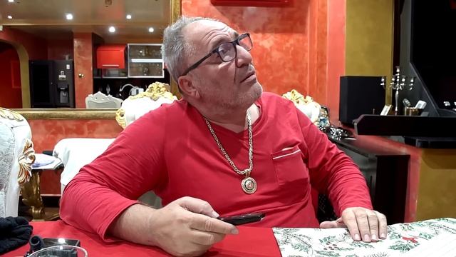 ASTEPT TRUPA DE COPII PENTRU CLIP LA COLINDA FILMARE IN CENTRU CLUJ