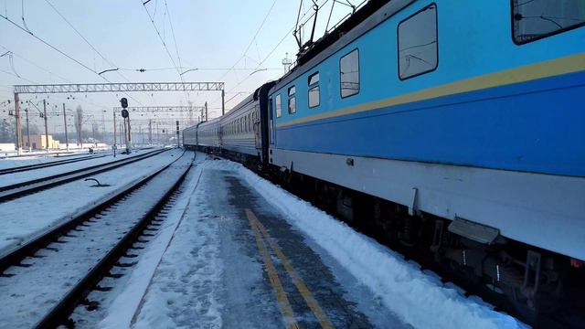 ЧС2-037 с поездом ✓105 Москва - Днепр, прибывает на второй путь ст. Днепр Главный смотреть онлайн