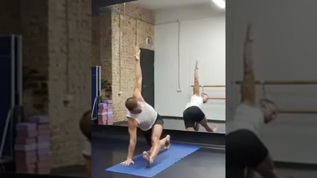 Йога за 18 мин. Активируем ноги, тазобедренную зону, ягодицы и спину. Растяжка ног. Уровень: средни смотреть онлайн