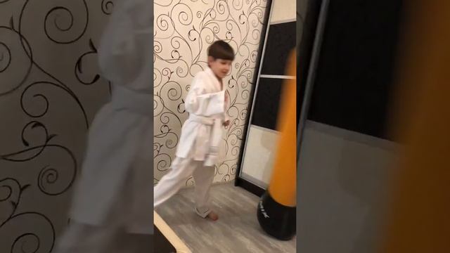 Бьем надувную напольную грушу, напольная надувная груша с водой смотреть онлайн