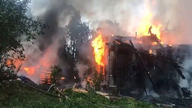 Пожар на Зеленой улице в Каменке смотреть онлайн