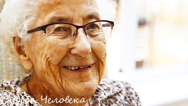 Заподозрив мужа в измене, она решила проследить за ним, а увидев, как он катает старушку на каталке