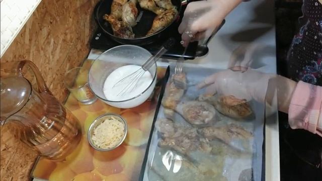 Нежные куриные ножки запеченные в духовке в сметане с сыром. смотреть онлайн