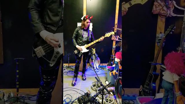 Duncan playing the solo section for License To Kill смотреть онлайн