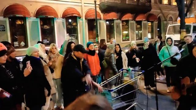 Zhuki - "Батарейка", в исполнении уличных музыкантов на Невском проспекте в Санкт-Петербурге... смотреть онлайн