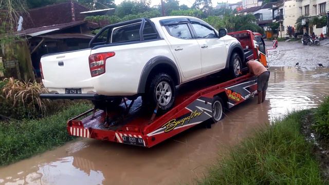APES!!! MOBIL RATUSAN JUTA TERENDAM BANJIR смотреть онлайн