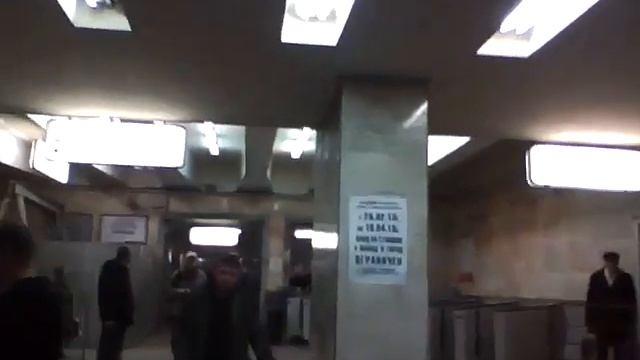 метро Чистые пруды Тургеневская, верхний вестибюль и спуск левый эскалатор смотреть онлайн