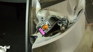 Как заменить лампочку стоп-сигнала на Renault Megane III