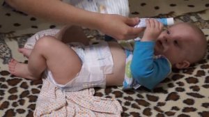 Как поменять и одеть подгузник мальчику. Анюта Журило
