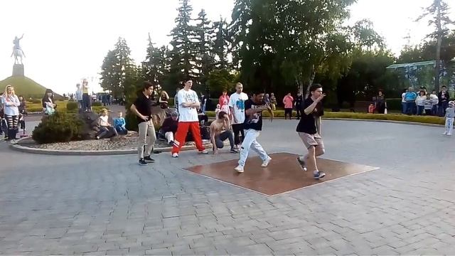 Площадь С.Юлаева.Танцы в Уфе.#Ребята отжигают нереально. смотреть онлайн