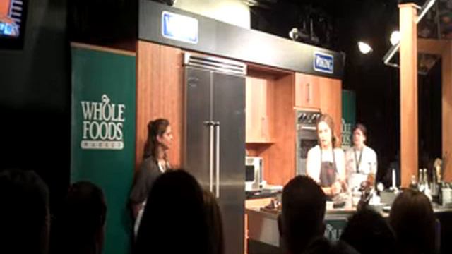 Video Alicia Silverstone Vegan Cheesecake Recipe Demos The Kind Diet Cookbook Live смотреть онлайн
