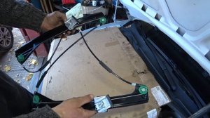 замена переднего стеклоподъёмника WV POLO