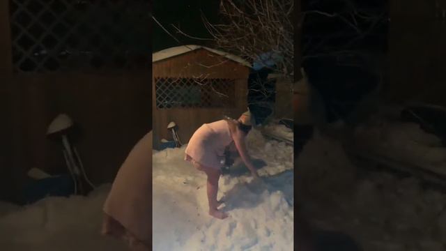 Зимнее обтирание снегом после бани! #баня #русскаябаня #зимняябаня #парение смотреть онлайн