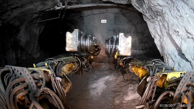 РАБОТА БУРИЛЬЩИКА В ШАХТЕ. ПЕРЕГОН БУРОВОЙ МАШИНЫ смотреть онлайн