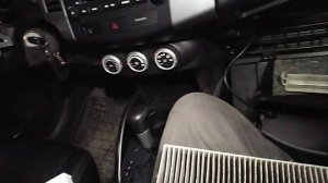 Меняем фильтр салона Outlander XL