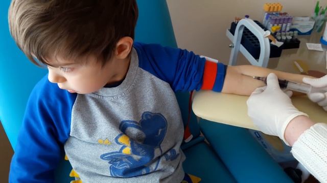 Малыш Герман сдает анализ BLOOD SYRINGE Little German gives an analysis смотреть онлайн