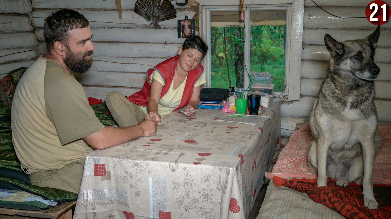 Как живут люди в глухой тайге? Бросили все и уехали жить в тайгу. Закрываем крышу, утепляем избу. 21 смотреть онлайн