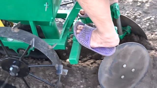 Картофелесажалка (самодельная ). смотреть онлайн