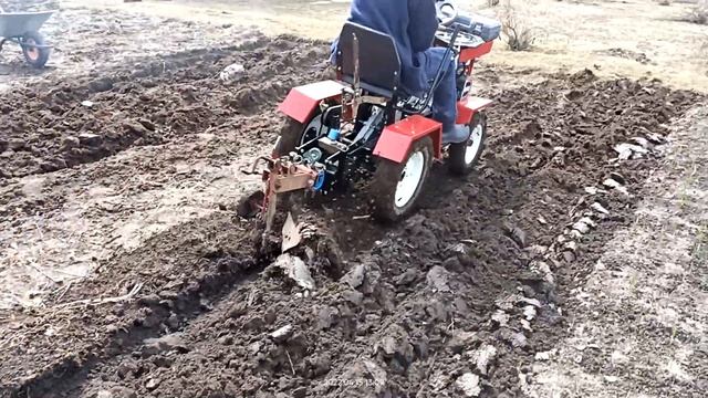 Вспашка плугом Агромаш МТ-110 смотреть онлайн