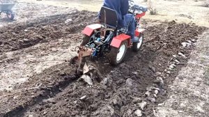 Вспашка плугом Агромаш  МТ-110