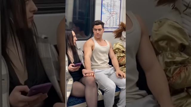 ПЕННИВАЙЗ ЗАВИДОВАЛ/РЕАКЦИЯ ДЕВУШКИ/ПОДАРИЛ ШОКОЛАДКУ В МЕТРО #метро смотреть онлайн