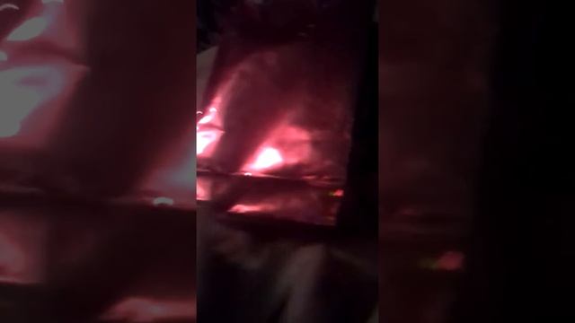 На самом деле он красный а тут он в съемке розовый ? смотреть онлайн