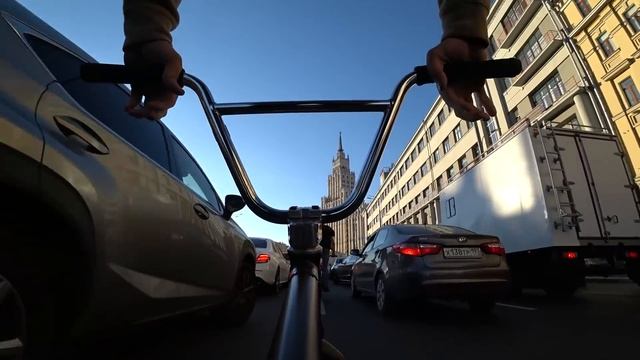 Это вам не GoPro BMX STREET RIDING IN MOSCOW | Врываемся по пробкам | Макс Чуприна смотреть онлайн