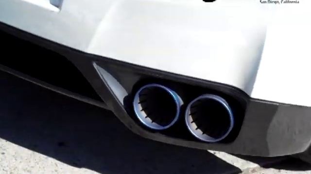 Nissan GTR R35 - HKS SpecR Titanium Exhaust + Resonated HKS Midpipe (revving / launch) смотреть онлайн