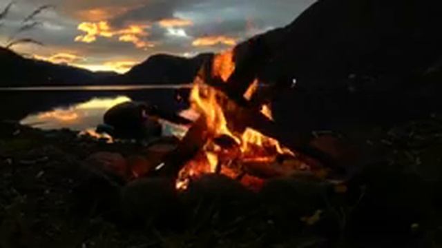 [10 часов] Костёр на берегу озера / Lakeside Campfire смотреть онлайн