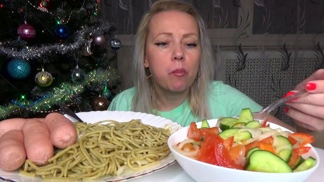 МУКБАНГ МАКАРОНЫ С СОСИСКАМИ, ОВОЩНОЙ САЛАТ/Mukbang еда на камеру/Русский мукбанг/Домашняя еда/ смотреть онлайн
